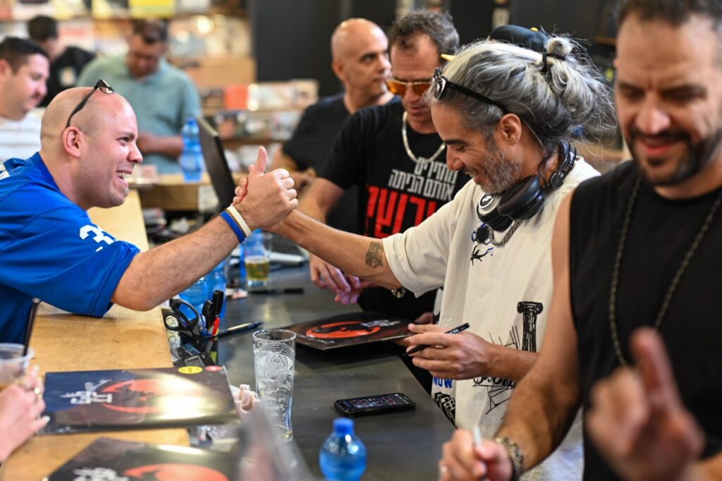 דגלייף. גיג באוזן עם הדג נחש דגלייף. גיג באוזן עם הדג נחש