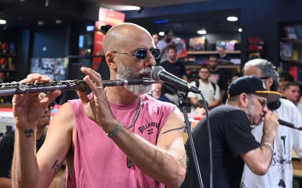 דגלייף. גיג באוזן עם הדג נחש דגלייף. גיג באוזן עם הדג נחש