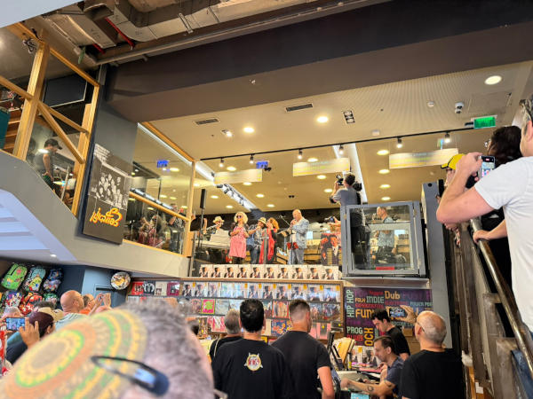 בטח לא פראייר של אף אחד. האשם תמיד לראשונה על תקליט בטח לא פראייר של אף אחד. האשם תמיד לראשונה על תקליט