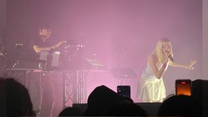 TOMORA, טום רולנדס מ- The Chemical Brothers ו- AURORA צילום מתוך הופעה לקידום האלבום Come Closer