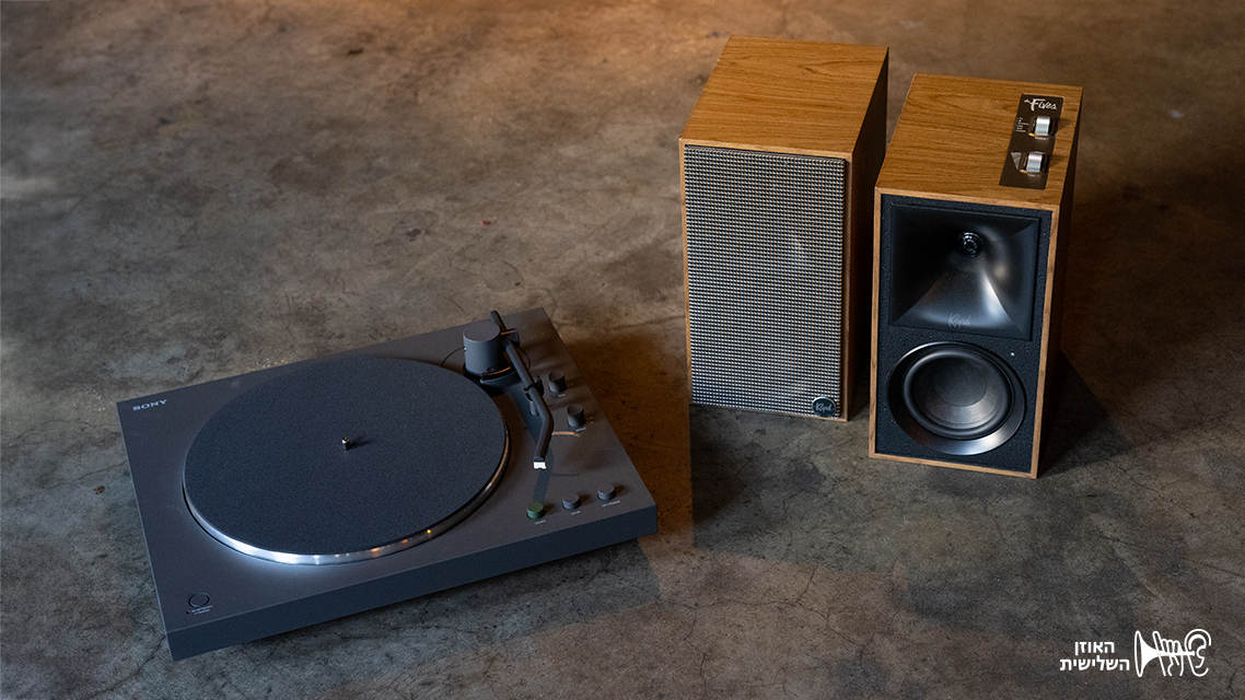 פטיפון Sony PS-LX310BT לצד זוג רמקולים Klipsch The Fives במסגרת באנדל מערכת ויניל